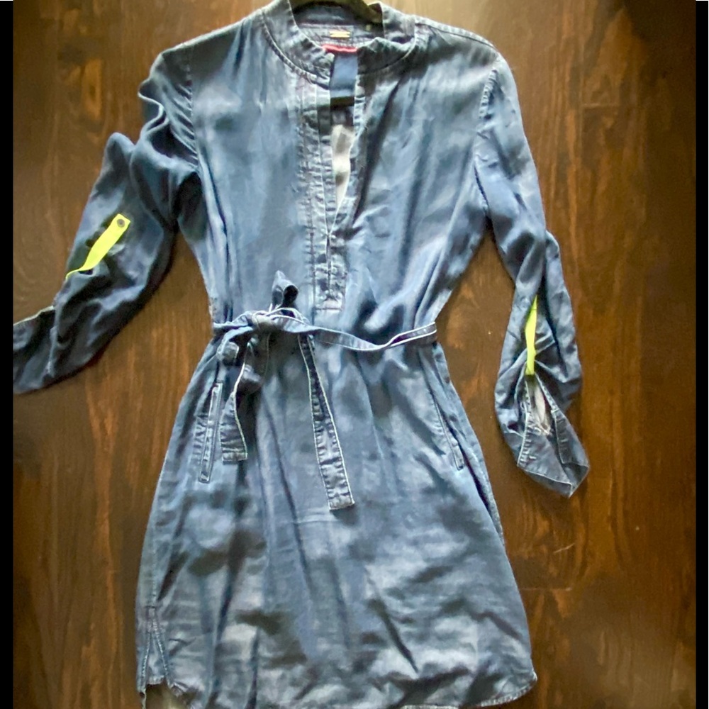Tahari denim tunic/ dress - sleeves button to 3/4 w neon contrast tab, self tie.